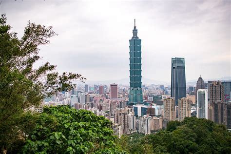 Views Over Taipei: Hiking Elephant Mountain and Visiting Taipei 101 | Wander The Map