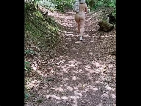 Se atrevió a caminar desnudo por el bosque XVIDEOS