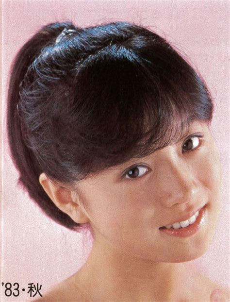 将刘海轻轻吹到一边。 Akina Nakamori中森明菜＃明星ヘアカタログ 84春の号＃ 中森明菜 可愛い 明菜 顔