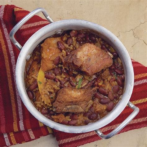 Guacho plato típico de Panamá frijoles con costilla de cerdo