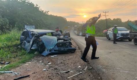 Hilang Kendali Minibus Tabrak Truk Di Seterio Makin Hati Hati Ini