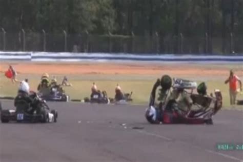 Un joven piloto de karting protagonizó un violento vuelco y fue