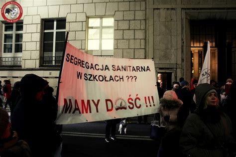 Protest Przed Sejmem Przeciw Segregacji Sanitarnej I Paszportom