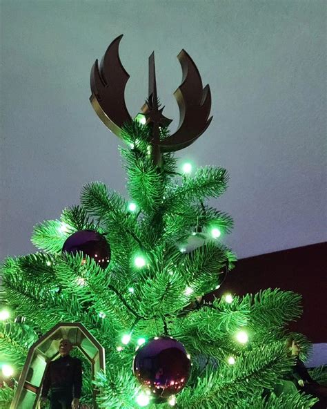 18 Creative Tree Topper Ideas to Crown Your Christmas Tree With Holiday Flair