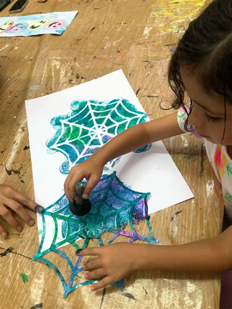 Telarañas Con Stencil Arte Para Niños Telaraña Clases De Arte