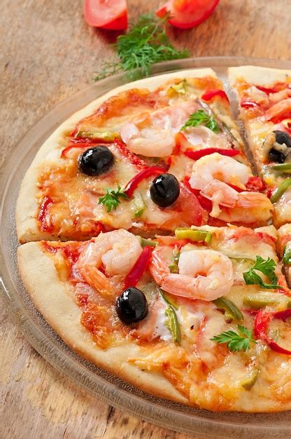 Pizza Mit Garnelen Lachs Und Oliven Kostenlose Foto