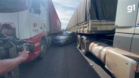 VÍDEO Carro fica entalado entre duas carretas em acidente na BR 050