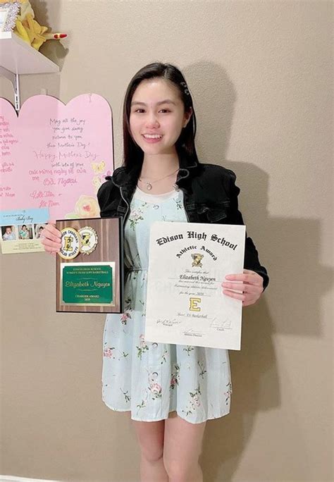 Con gái 17 tuổi của NSƯT Ngọc Huyền Đa tài một lần diện bikini khoe trọn vẹn vẻ đẹp