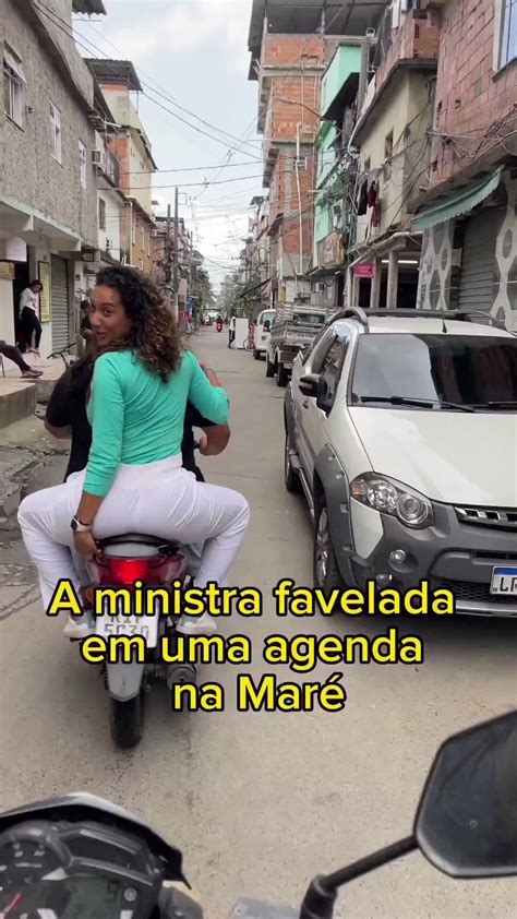 Ministra Anielle Franco Anda De Moto Sem Capacete Em Favela Do Rio