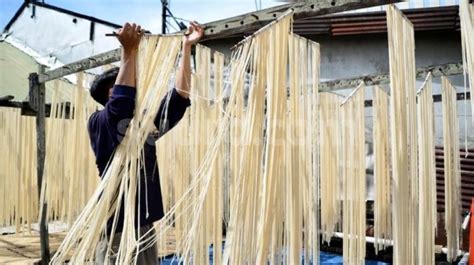 Intip Proses Pembuatan Mie Panjang Umur Makanan Khas Imlek Di