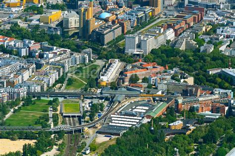 Luftaufnahme Berlin Bahnhofsgebäude und Gleisanlagen des Metro U