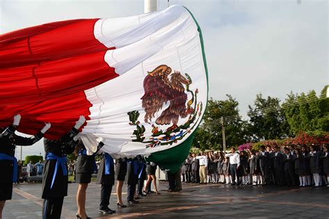 Izan Autoridades La Bandera Nacional Y Rinden Honores A Ni Os H Roes