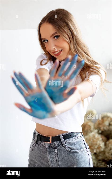 Belle blonde sourire éclatant jeune femme en dessin Une femme regarde la caméra et montre des