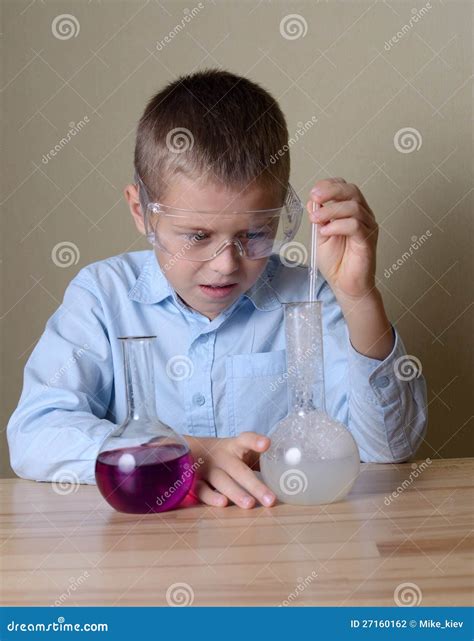 A Criança Está Fazendo Experiências Na Química Foto de Stock Imagem