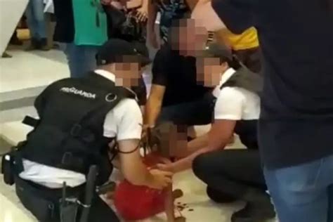 Crian A De Anos Cai De Escada Rolante Em Shopping Metr Poles