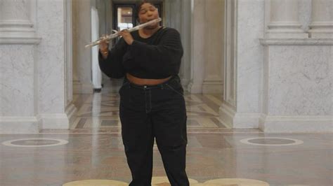 Lizzo Plays James Madison S 200 Year Old Crystal Flute On Stage In D C