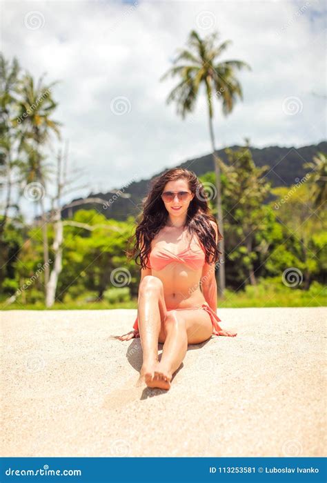 Junge Frau Im Roten Bikini Der Auf Dem Feinen Sandstrand Sitzt