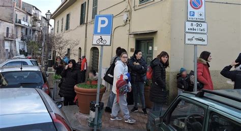 Botte Ai Bimbi Dell Asilo Ad Ariccia Scoppia La Protesta Delle Mamme