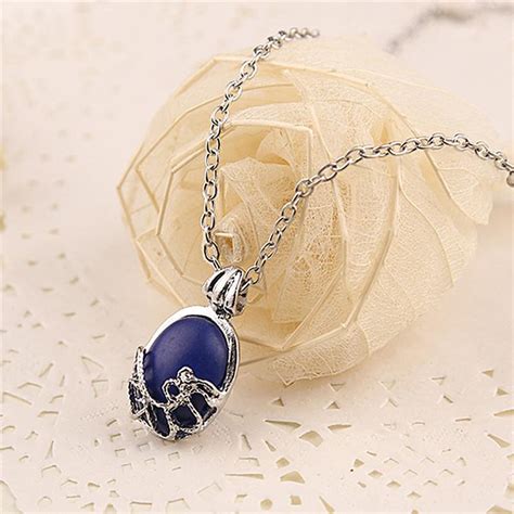 kalung  loket lapis lazuli anti cahaya matahari fesyen tiktok