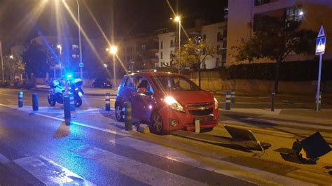 Un Conductor Borracho Choca Contra Una Se Al De Tr Fico Y Otro Con