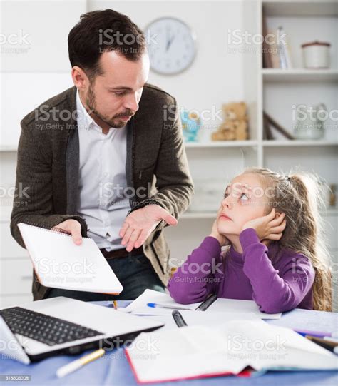 Photo Libre De Droit De Père Aider Sa Fille À Faire Ses Devoirs Banque