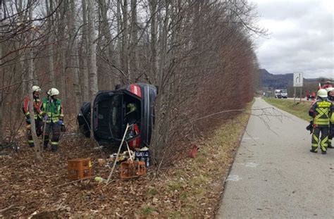 Auto Prallt Gegen Baum Fahrer Stirbt Nach Schwerem Unfall Auf B 32 Bei