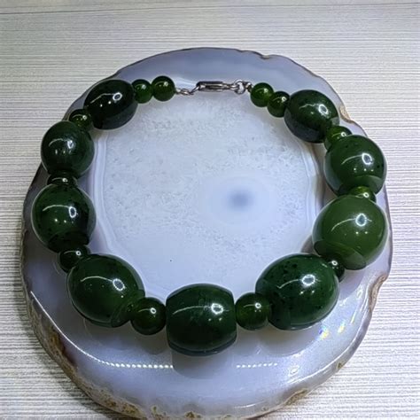 Браслет из натурального нефрита зеленого цвета купить на OZON по низкой ...