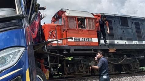 Detik Detik Kereta Api Rajabasa Tabrakan Dengan Bus Putra Sulung Di Oku