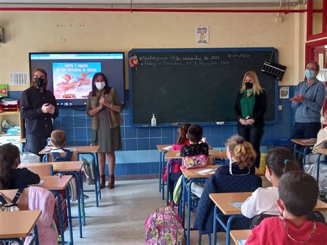 La delegada de Educación felicita a Luis Anes por su premio en los