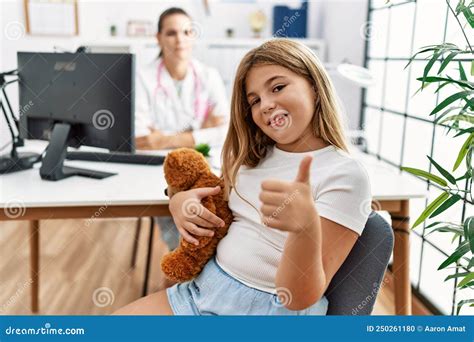 Blonde Kleine Mädchen in Der Kinderklinik Mit Weiblicher Ärztin Lächeln Glücklich Und Positiv