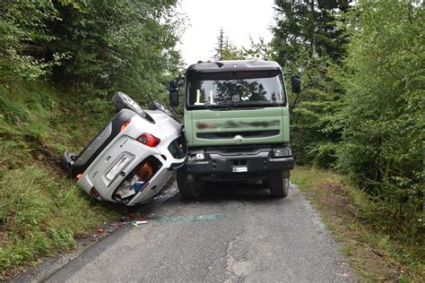 Domat Ems GR Auto überschlägt sich bei Unfall mit Lastwagen