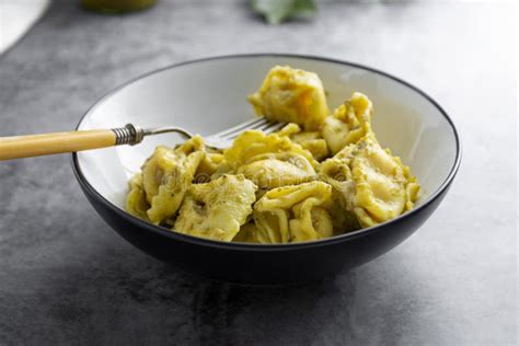 Tortellini Cocido En Un Plato Pasta Cercana Comida Italiana Imagen De