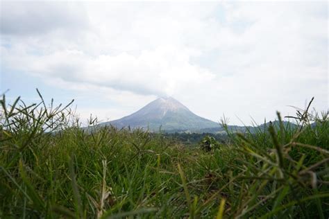 Premium Photo | Mount sinabung (indonesian gunung sinabung)