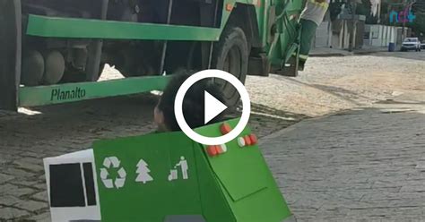 Menino de 3 anos fascinado por caminhão da coleta de lixo ganha réplica