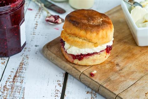 Scones Con La Mermelada De Fresa Y La Crema Coagulada Foto De Archivo