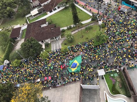 FOTOS E VÍDEOS Manifestantes se reúnem em Joinville neste feriado