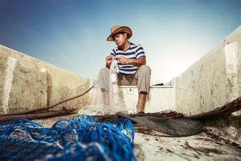 Fischer Bei Der Arbeitfischindustrie Stockbild Bild Von Ernten Boot