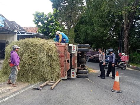 Kelebihan Muatan Truk Bermuatan Jerami Terguling GROBOGAN TODAY