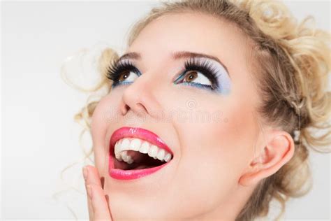 Sch Ne Gl Ckliche Blonde Junge Frau Stockbild Bild Von Luxus Weiblich