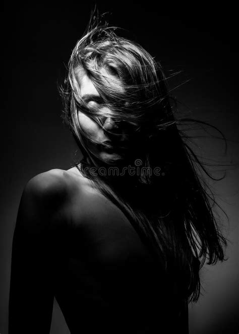 Fille Blonde Nue Sur Le Fond Noir Photo stock Image of cheveu nudité