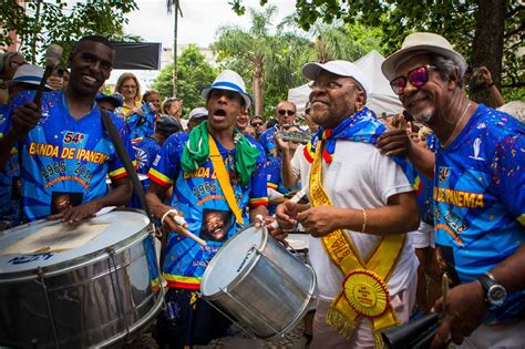 Martinho da Vila é reverenciado por 5 mil foliões da Banda de Ipanema