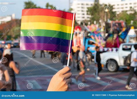 Fondo Del Mes Del Orgullo De Lgbt Un Espectador Agita Una Bandera Gay