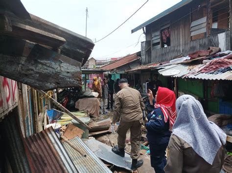 Warga Gang Rombong Bongkar Bangunan Secara Mandiri