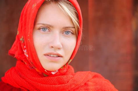 La Blonde Caucasienne Avec Des Yeux Bleus Travaille Une Ferme De Porc En Tant Que V T Rinaire