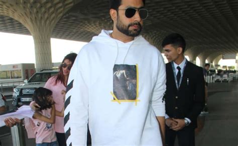 Aishwarya Rai Bachchan Abhishek And Aaradhya Take Off For New Year S