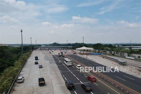 Gerbang Tol Cikampek Utama Terpantau Ramai Lancar Republika Online