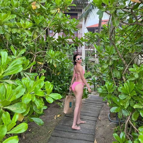 Hoa hậu Tiểu Vy diện bikini nóng bỏng khoe body cực phẩm sau 4 năm đăng quang