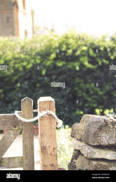 Una Puerta De Jard N Con Cuerdas Sobre Un Poste De Puerta En Una Casa