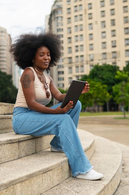 Mujer De Tiro Completo Leyendo En Tableta Foto Gratis