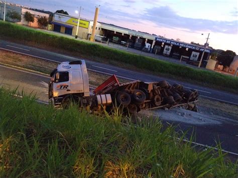 Carreta tomba e fica atravessada em rodovia de Votuporanga São José